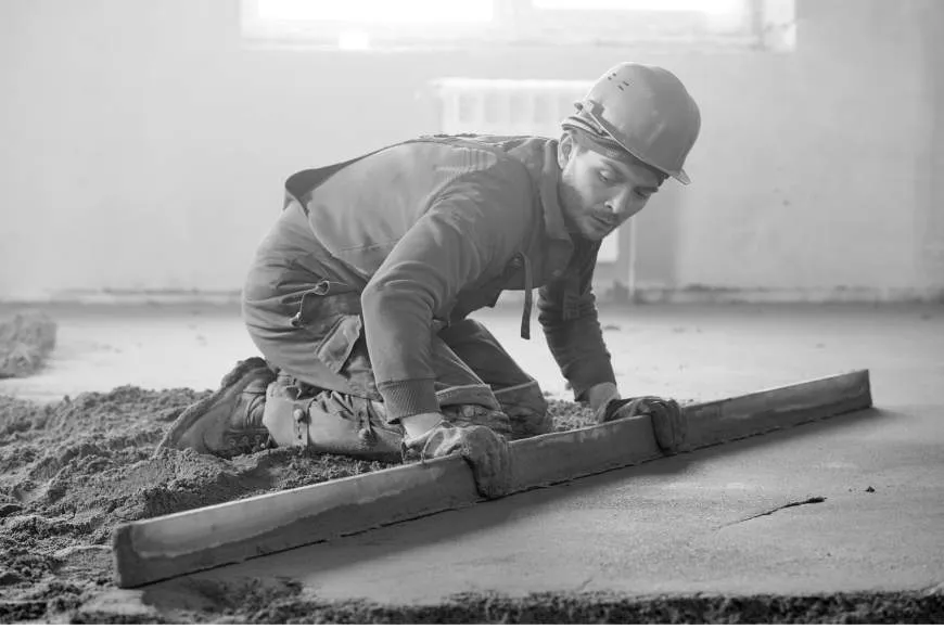 Galeriebild worker-screeding-indoor-cement-floor-with-screed-1-1520408205.jpg