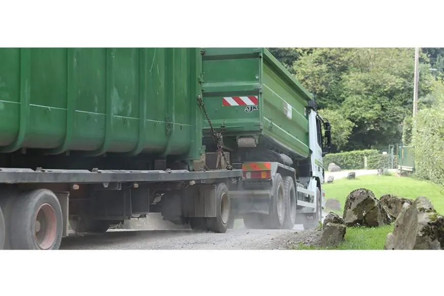 Galeriebild containerdienst-steffens-pgmbh-lkw-mit-haenger.jpg