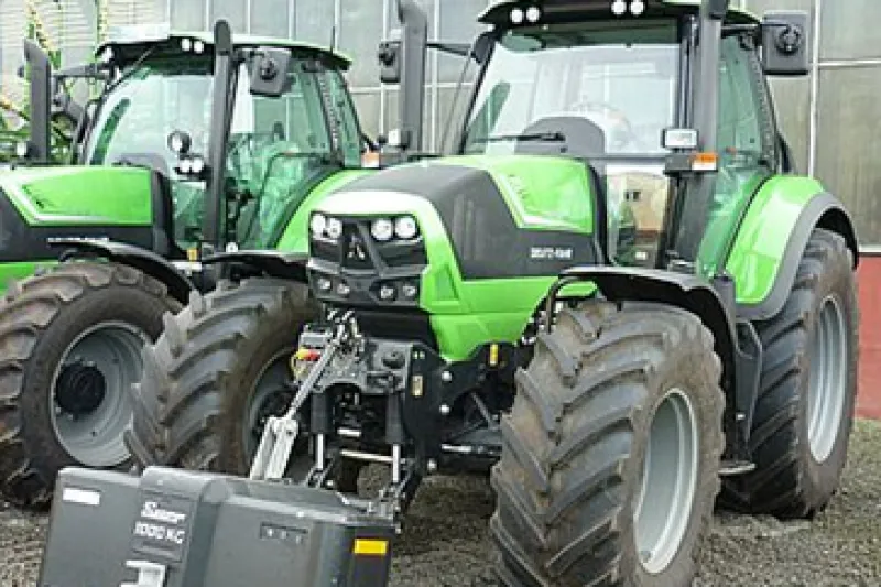 Galeriebild asr-agrarservice-rhinow-gmbh-traktor.png
