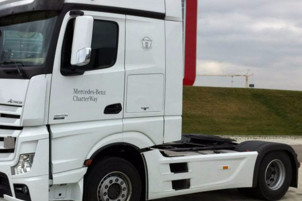 Fahrschule Wiener Mercedes Benz LKW, weiß