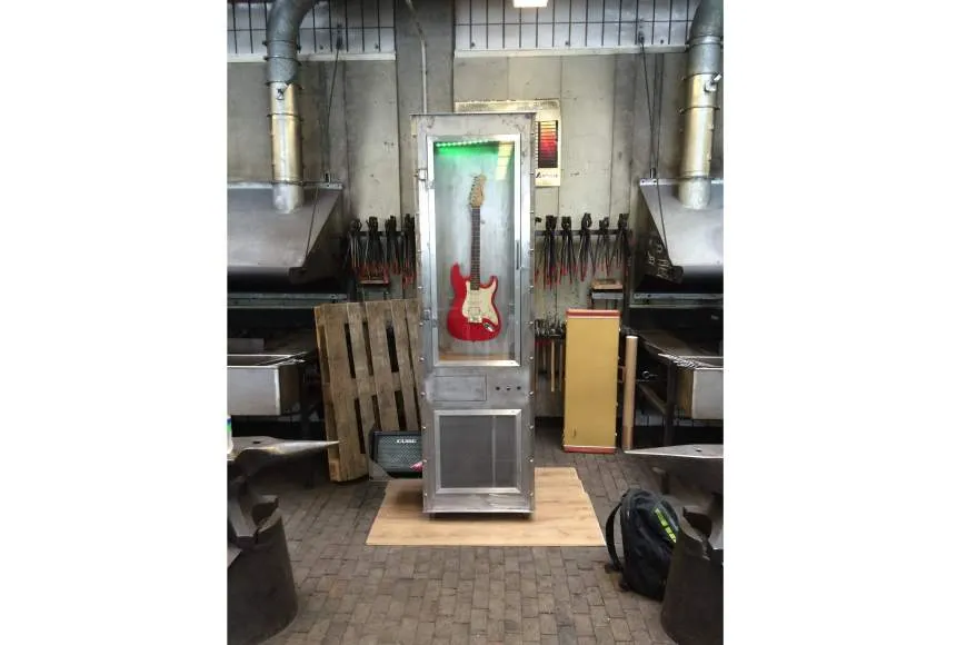 Galeriebild gitarren-vitrine.jpg