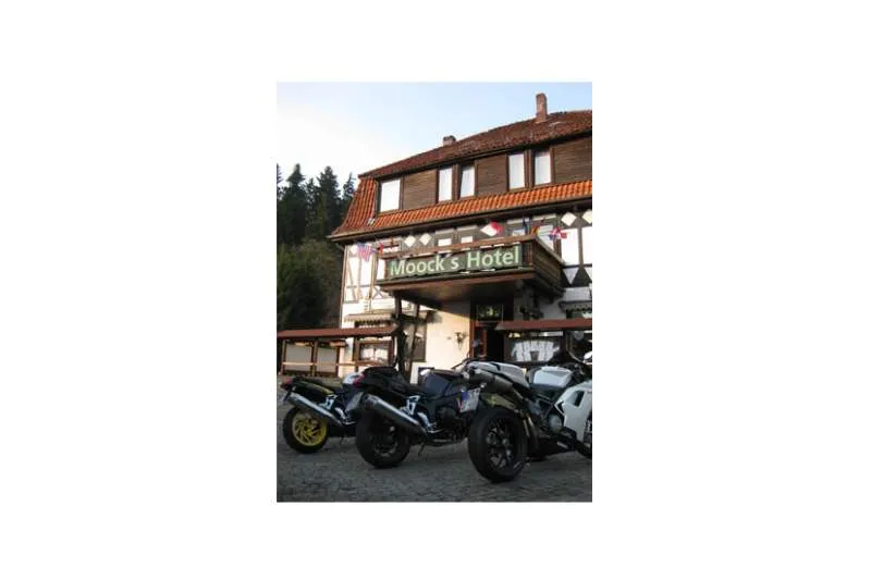 Galeriebild moocks-hotel-motorrad-parkplatz.jpg