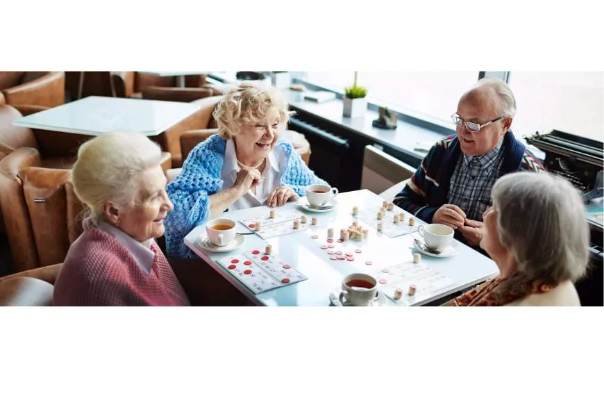 Galeriebild tagespflege-ma-maison-gmbh ältere Menschen beim Bingo spielen