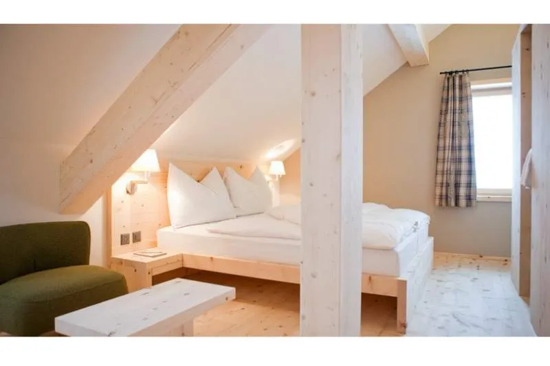 Galeriebild muottas-muragl-romantik-hotel-doppelbett-mit-couch.jpeg