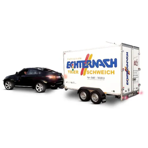 Auto mit Anhänger der Fahrschule