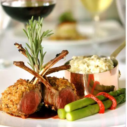 Gaststätte Restaurant Gießkanne Lammkotelett Kartoffelpüree grüner Spargel