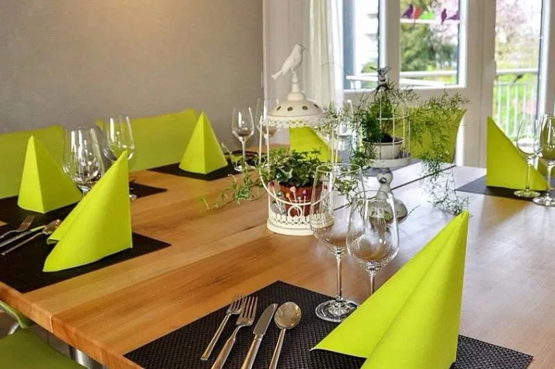 Galeriebild restaurant-bistro-belpberg-gedeckter-tisch-vier-personen