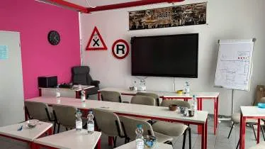 Unternehmen Fahrschule Rechts vor Links