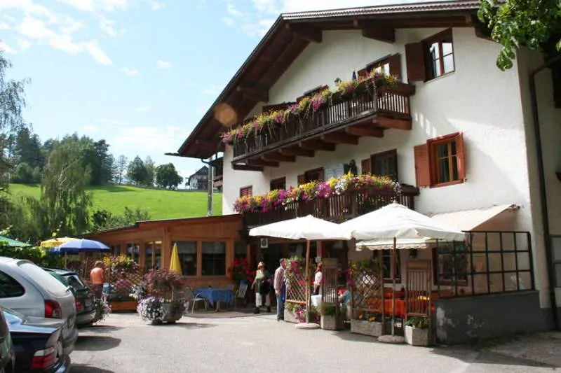 Galeriebild gasthof-zum-schlern-parkplatz.jpg