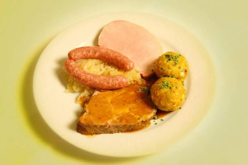 Galeriebild restaurant-laubenkeller-knoedel-mit-kassler-und-wurst.jpg