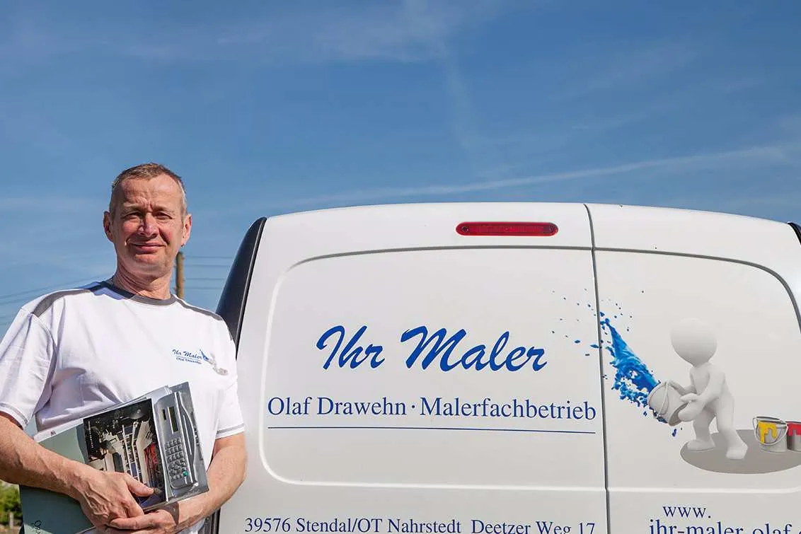 Ihr Maler Olaf Drawehn Chef vorm Firmenwagen