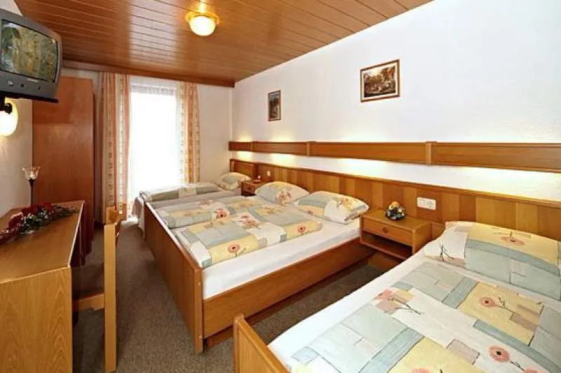 Galeriebild pension-memminger-3bett-zimmer.jpg