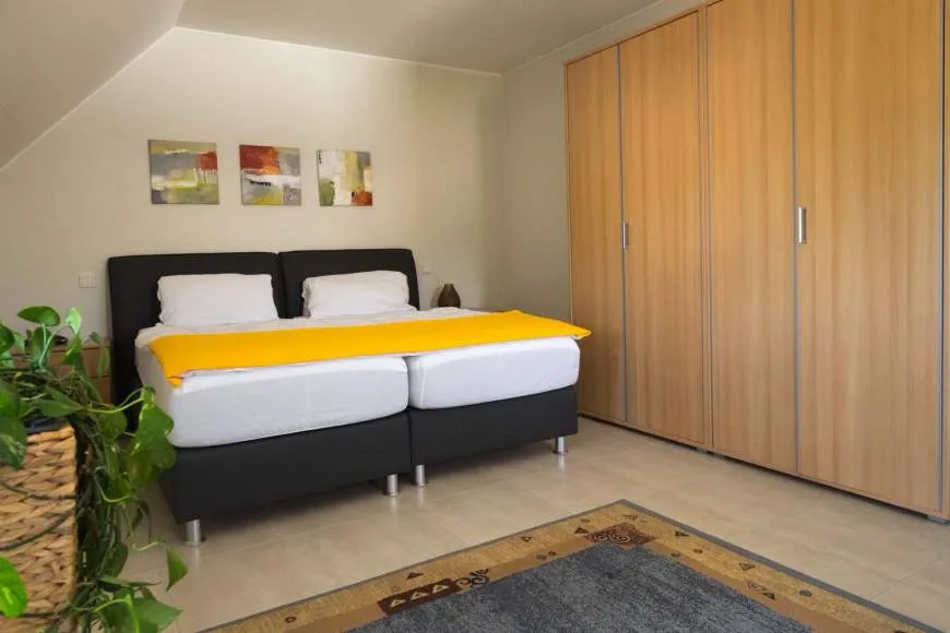 Galeriebild gites-gleis-bingen-leonie-schlafzimmer.jpg