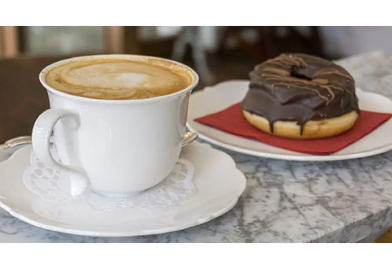 Galeriebild glueckscafe-gbr-kaffe-und-donuts.jpg