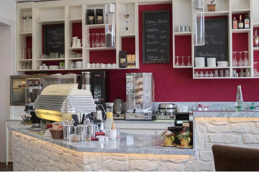 Galeriebild theke-glueckscafe-gbr.jpg