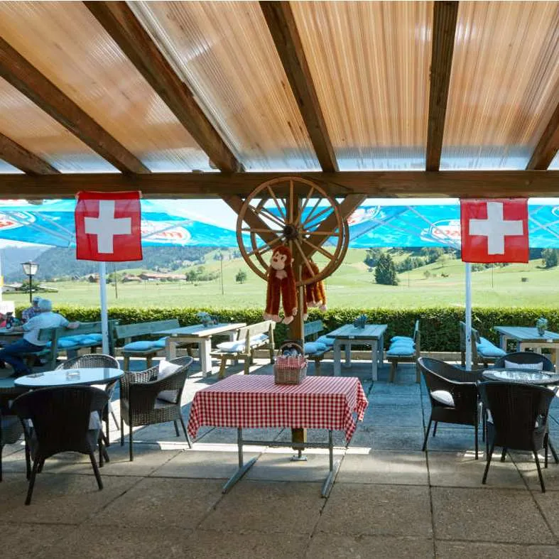 Aussenterasse mit Blick auf die Berge