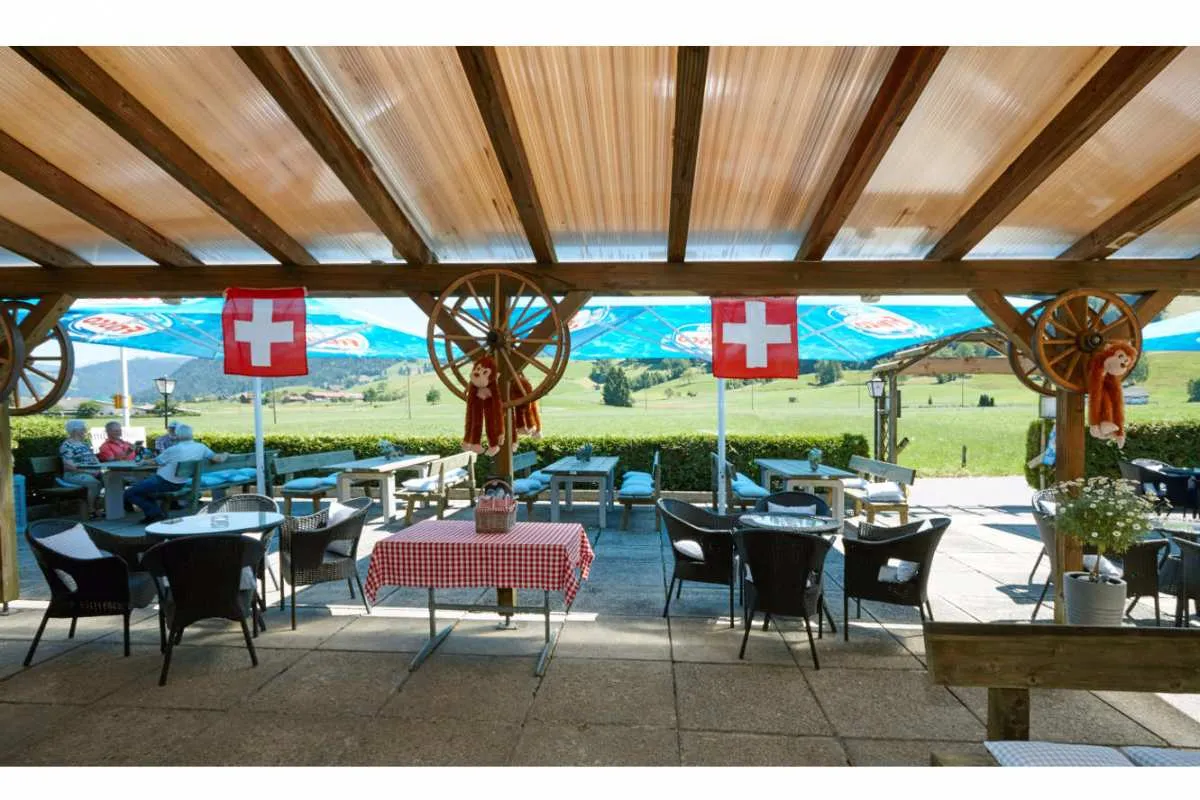 Aussenterasse mit Blick auf die Berge