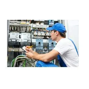 Voßberg GmbH Elektroniker überprüft Elektroinstallation 