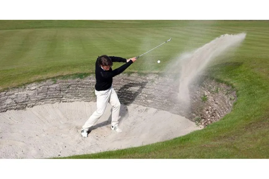 Galeriebild golf-club-budersand-sylt-abschlag-im-sand.jpg