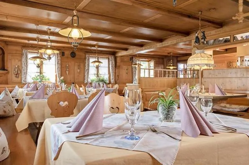 Galeriebild hotel-gasthaus-zum-engel-speisesaal.jpg