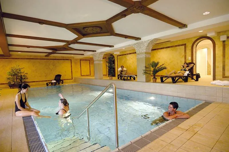 Galeriebild hotel-berghof-indoorpool.jpg