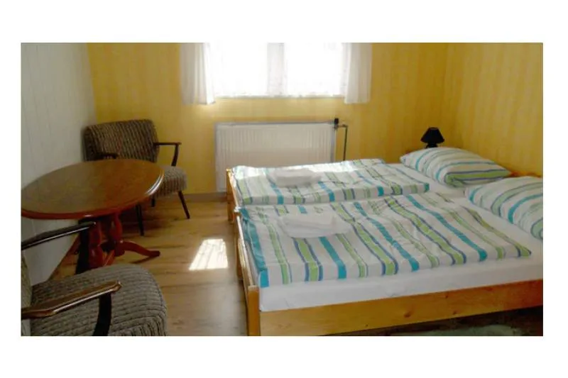 Galeriebild pension-sabine-kuehn-in-lieschow-schlafzimmer-large.jpg