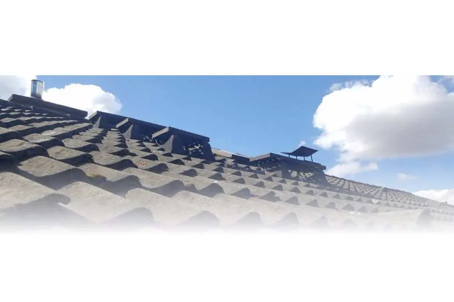 Domabau Dach vor Wolkenhimmel