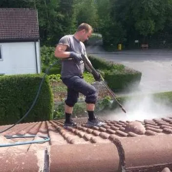 Domabau Mannreinigt Dach