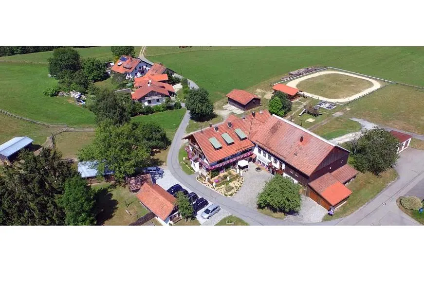 Galeriebild forellen-und-reiterhof-luftansicht.jpg