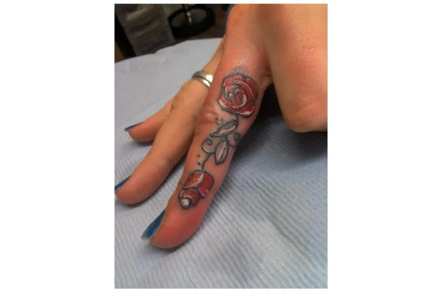Galeriebild markus-muehling-schwalbenherz-tattoo-parlour-rose-auf-finger.jpg