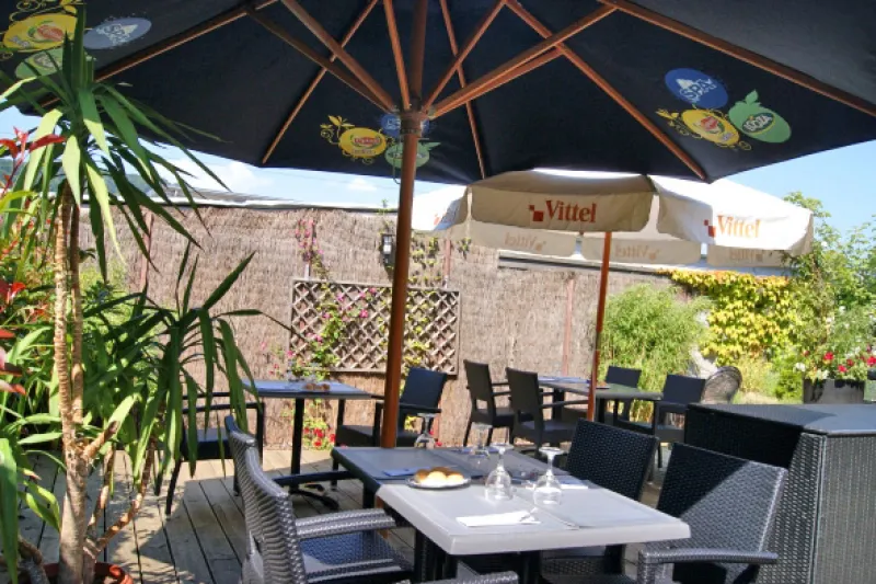 Galeriebild pizzeria-gran-sasso-aussenbereich-dunkle-moebel.png