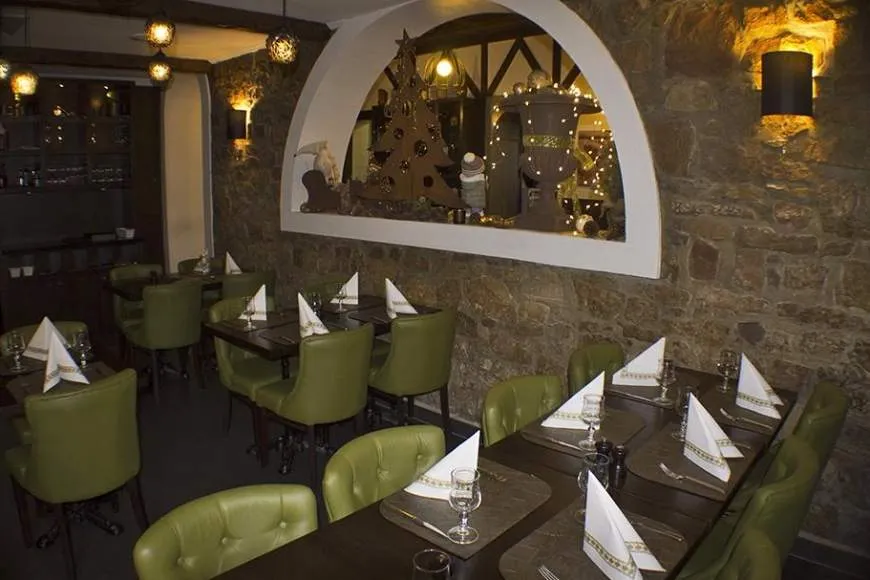 Galeriebild pizzeria-gran-sasso-sitzbereich.jpg
