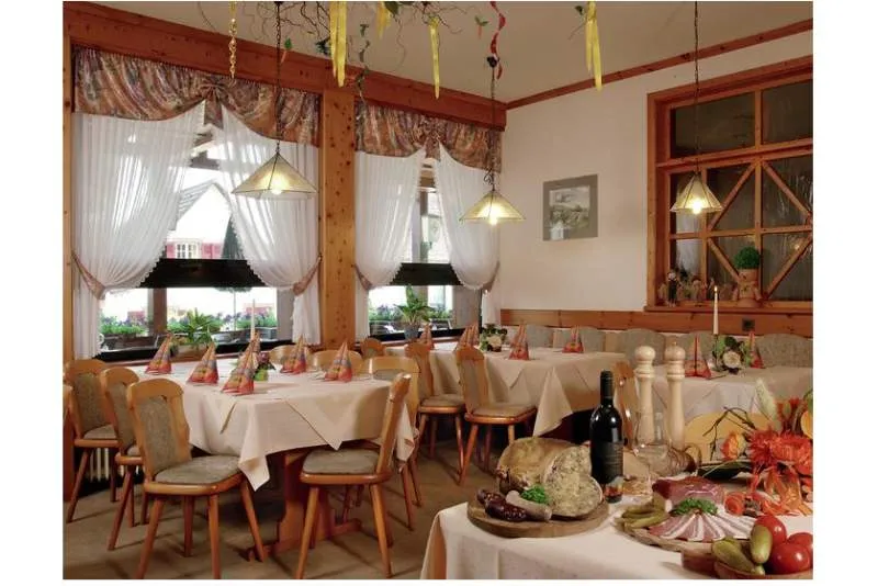 Galeriebild hotel-restaurant-blick-zum-maimont-inhaber-frau-monika-andrae-und-herr-fleck-5.jpg