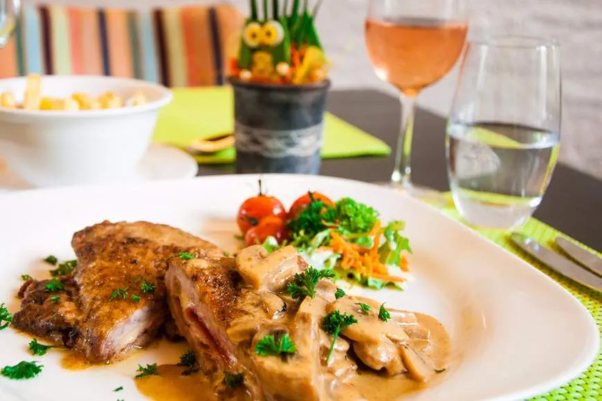 Galeriebild brasserie-millespennchen-fleisch-mit-pilzsosse.jpg
